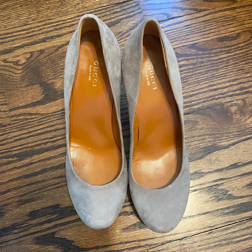 Gucci Suede Grey Women's Classic Round-Toe Pumps